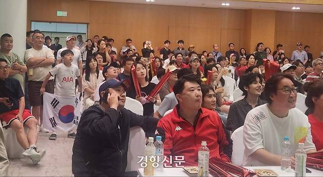 19일 베이징 포스코센터에서 한국 교민들이 중국인들과 함께 2026 북중미 월드컵 A조 2차전 한국 대 멕시코 경기를 공동으로 응원하고 있다. |박은하 기자