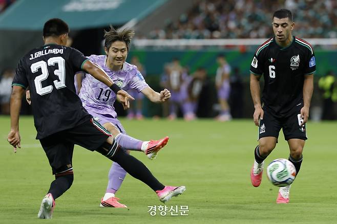 한국 축구대표팀 이강인이 19일 멕시코 과달라하라 스타디움에서 열린 2026 북중미 월드컵 조별리그 A조 멕시코와의 경기에서 슛을 하고 있다. 과달라하라 | 문재원 기자