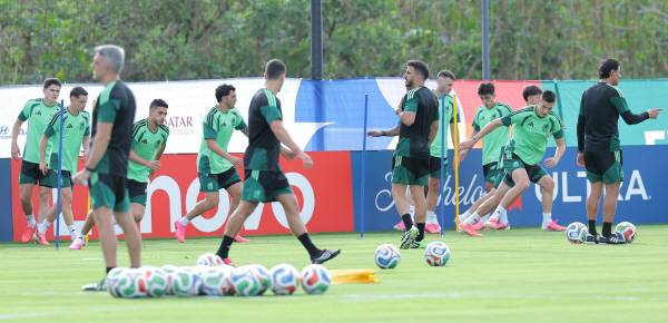 멕시코 축구 국가대표팀 라울 히메네스(왼쪽 세번째) 등 선수들이 2026 북중미 월드컵 한국과의 조별리그 2차전을 하루 앞둔 17일(현지시간) 멕시코 과달라하라 인근 사포판 스포츠 아레나에서 훈련을 하고 있다. 연합뉴스