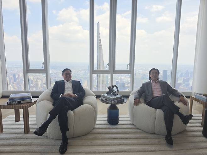앤드류 정 엑스텔 CEO(왼쪽)와 박화영 인코코 회장이 엑스텔이 개발한 센트럴파크타워 펜트하우스에서 뉴욕 부동산 시장의 잠재력에 대해 셜명하고 있다. 임성현 뉴욕특파원