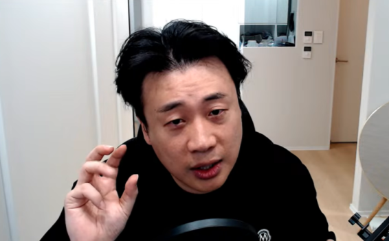 ‘장사의 신’ 은현장이 자신을 배신한 연예인들이 자신한테 연락하고 있다고 주장했다. [사진출처 = 영상캡처]