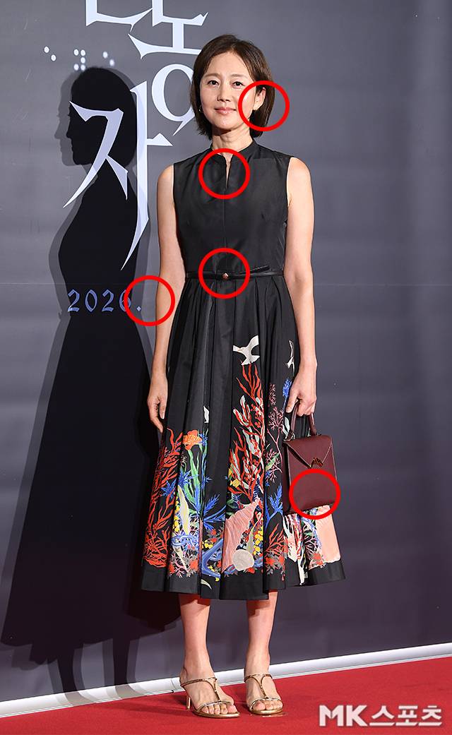Actress Yum Jung-ah attended the VIP premiere of the movie The Eyes held at Megabox Coex in Gangnam-gu, Seoul, exuding elegant charm in a black sleeveless dress featuring a striking pattern. At the photo wall, Yum Jung-ah drew the attention of reporters and fans, creating an unrivaled aura.The movie The Eyes is a suspense thriller about the protagonist Seo-jin, who is losing his sight due to a genetic disease, as he tracks down suspicions surrounding the death of his twin brother and confronts the truth.