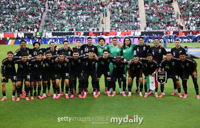 대한민국 축구대표팀이 19일 과달라하라 스타디움에서 열린 멕시코와의 '2026 국제축구연맹(FIFA) 북중미월드컵' A조 조별리그 2차전에서 0-1로 패배했다. 경기 전 멕시코 선수들이 사진 촬영을 하고 있다./게티이미지코리아