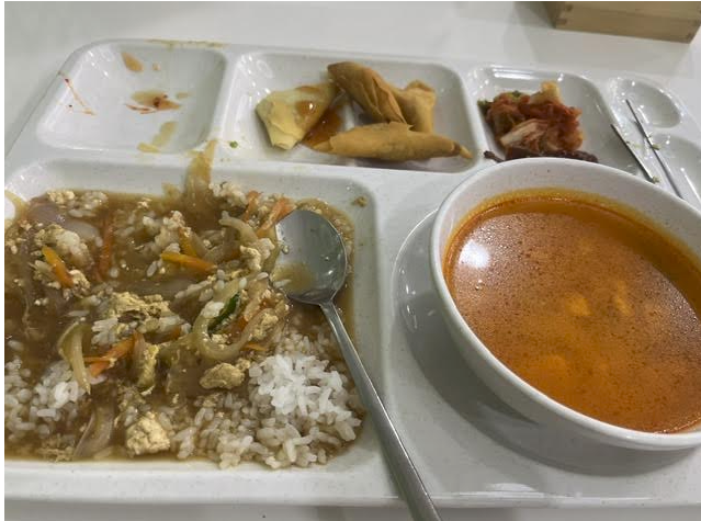 한국뇌연구원 구내식당 점심 식단. 닭고기 덮밥과 순두부 찌개, 사모사튀김, 김치가 제공됐는데 상태가 부실해 보인다.[제보자 제공]