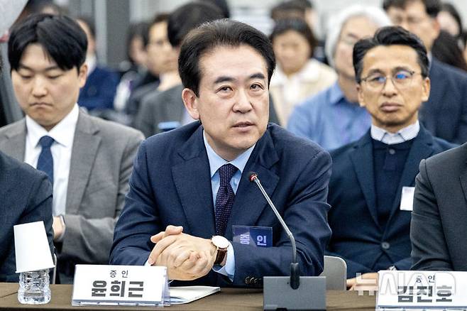 [서울=뉴시스] 박주성 기자 = 아울러 특검팀은 '통일교 도박 수사 무마' 의혹과 관련해서도 윤희근 전 경찰청장에게 소환을 통보했다. 특검팀은 23일 윤 전 청장을 피의자 신분으로 불러 조사할 방침이다. 사진은 윤 전 청장. (공동취재). 2026.06.19. photo@newsis.com