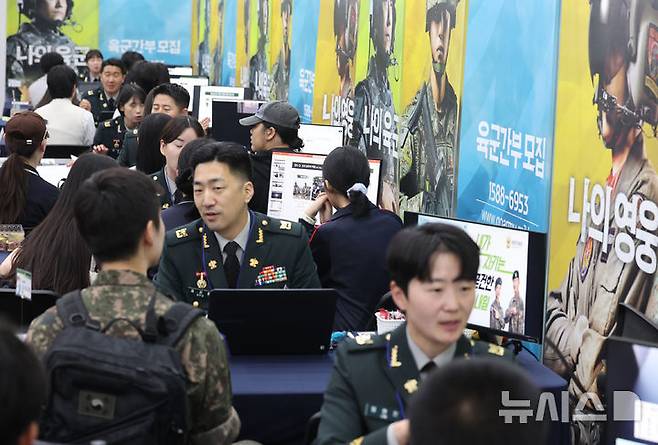 [고양=뉴시스] 전진환 기자 = 10일 오전 경기 고양시 킨텍스에서 열린 2026 대한민국 직업계고 고졸인재 채용엑스포를 찾은 학생들이 육군부스에서 부사관 취업설명을 듣고 있다.  2026.06.10. amin2@newsis.com
