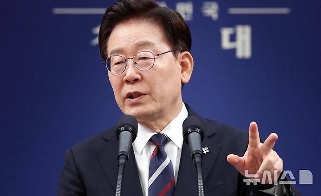 [서울=뉴시스] 고범준 기자 = 이재명 대통령이 19일 청와대 춘추관에서 유럽·G7 순방 결과 브리핑 후 취재진의 질문에 답변하고 있다. 2026.06.19. bjko@newsis.com