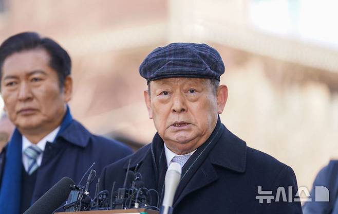 [서울=뉴시스] 사진공동취재단 = 국회 측 탄핵소추 대리인단 공동대표인 송두환 전 국가인권위원장이 18일 서울 종로구 헌법재판소에서 열린 윤석열 대통령 탄핵심판 9차 변론기일에 출석해 입장을 밝히고 있다. 2025.02.18. photo@newsis.com