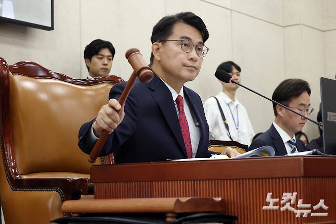 18일 서울 여의도 국회에서 열린 제9회 전국동시지방선거 투표용지 부족 사태 등 국민 참정권 침해 진상규명 및 선거관리 개혁을 위한 국정조사 특별위원회 제1차 전체회의에서 윤상현 위원장이 의사봉을 두드리고 있다. 윤창원 기자