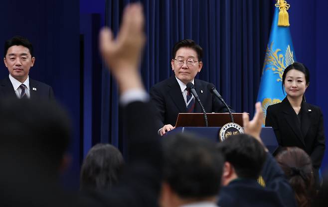 이재명 대통령이 19일 청와대 춘추관에서 G7 참석·유럽 순방 결과 브리핑을 마친 뒤 취재진의 질문을 받고 있다. 연합뉴스