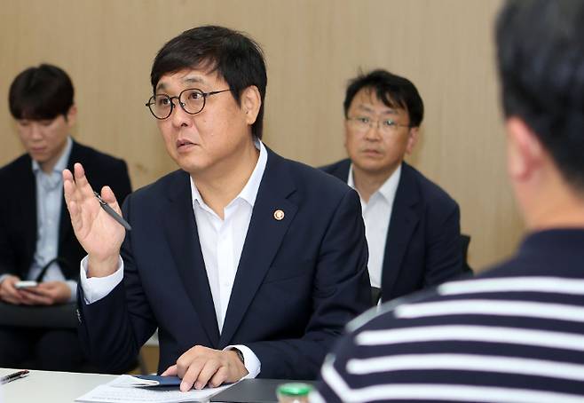 최휘영 문화체육관광부 장관이 19일 서울 송파구 올림픽공원 내 임시사무실에서 대한체육회 및 국민체육진흥공단 관계자와 함께 국민 참정권 침해 집회 상황 등으로 인해 이어지고 있는 경기장 봉쇄 상황과 관련해 올림픽 공원 핸드볼경기장 입주 회원종목단체들과 추가 대책 회의를 하고 있다. 문체부 제공