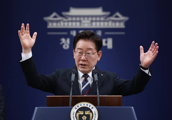 이재명 대통령이 19일 청와대 춘추관에서 열린 G7 참석·유럽 순방 결과 브리핑에서 취재진 질문에 답하고 있다. 연합뉴스
