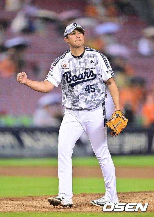 [OSEN=잠실, 박준형 기자] 두 번의 우천 중단으로 4시간 29분이 걸린 혈투, 결국 두산 베어스가 웃었다.프로야구 두산 베어스는 4일 서울 잠실구장에서 열린 2026 신한 SOL KBO리그 한화 이글스와의 홈경기에서 3-1로 승리했다. 이날 승리로 위닝시리즈를 챙긴 두산은 시즌 전적 27승28패2무를 만들었다. 2연패에 빠진 한화는 27승27패1무가 됐다.경기종료 후 세이브를 거둔 이용찬이 기뻐하고 있다.  2026.06.04 / soul1014@osen.co.kr