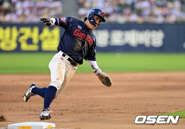 [OSEN=지형준 기자] 13일 서울 잠실야구장에서 2026 신한 SOL KBO리그 LG 트윈스와 롯데 자이언츠의 경기가 열렸다.이날 LG는 김진수, 롯데는 이민석을 선발로 내세웠다.8회초 1사 2루에서 롯데 황성빈이 고승민의 1타점 적시타에 홈으로 달리고 있다. 2026.06.13&nbsp;/ jpnews@osen.co.kr