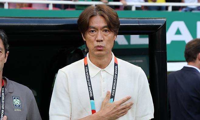 대한민국 축구 대표팀 홍명보 감독이 19일 멕시코 과달라하라 스타디움에서 열린 멕시코와의 2026 북중미 월드컵 A조 조별리그 2차전 경기에 앞서 애국가를 부르고 있다. 과달라하라=뉴스1