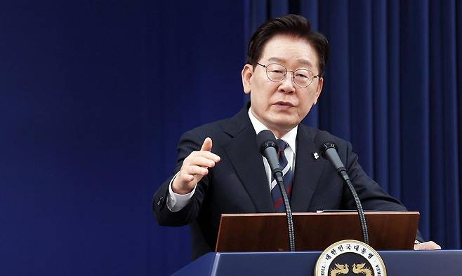 이재명 대통령이 19일 청와대 춘추관에서 유럽·G7 순방 결과 브리핑 후 취재진의 질문에 답변하고 있다. 뉴시스