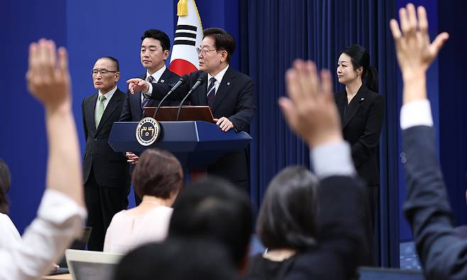 이재명 대통령이 19일 청와대 춘추관에서 G7 참석·유럽 순방 결과 브리핑을 마친 뒤 취재진의 질문을 받고 있다. 연합뉴스