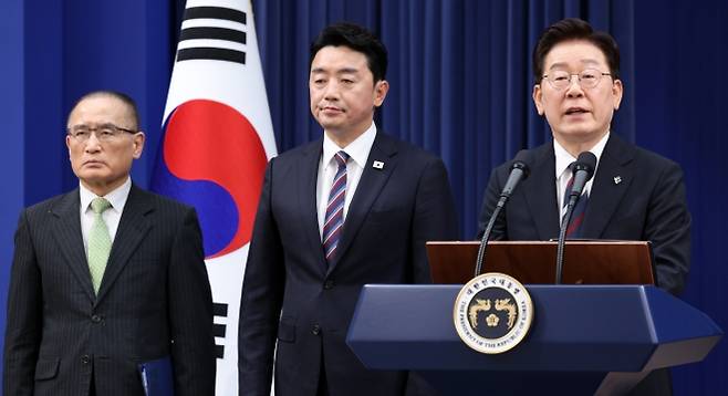 유럽·G7 순방 결과 브리핑 하는 이재명 대통령 - 이재명 대통령이 19일 청와대 춘추관에서 유럽·G7 순방 결과 브리핑을 하고 있다. 왼쪽부터 위성락 국가안보실장, 강훈식 비서실장, 이 대통령.  뉴시스
