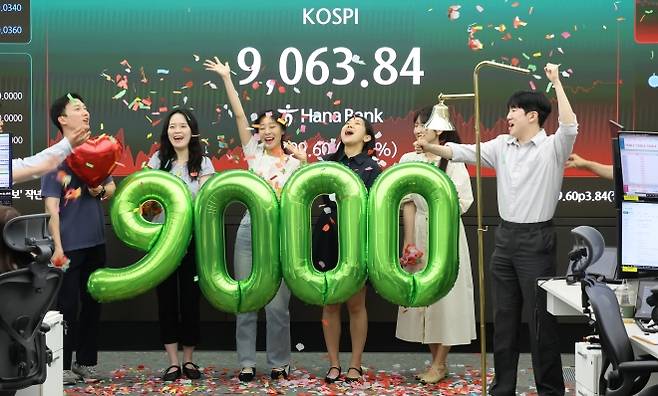 코스피 사상 첫 9,000 돌파 - 18일 서울 중구 하나은행 본점 딜링룸에서 직원들이 코스피 9,000 기념 타종 세리머니를 하고 있다. 이날 코스피는 199.60p(2.25%) 오른 9,063.84로 마감했다. 2026.6.18 공동취재