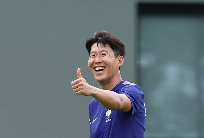 한국 축구대표팀 손흥민이 17일(현지 시간) 오후 멕시코 과달라하라 인근 사포판의 치바스 바예 베르데에서 훈련을 하던 중 누군가를 향해 미소를 짓고 있다. 연합뉴스