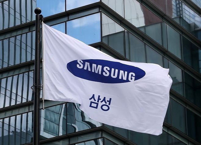 삼성전자 서초 사옥에서 회사 로고가 새겨진 깃발이 펄럭이고 있다. 뉴스1