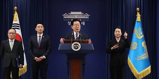 이재명 대통령이 19일 청와대 춘추관에서 열린 G7참석·유럽순방 결과 브리핑에서 취재진 질문에 답하고 있다. 연합뉴스
