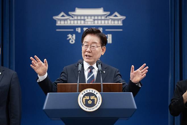이재명 대통령이 19일 청와대 춘추관에서 유럽·G7 순방 결과 브리핑을 하고 있다./2026.6.19. 청와대사진기자단