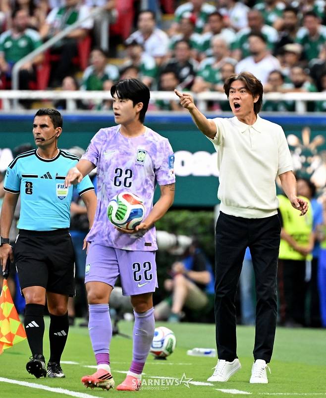 2026 북중미월드컵 A조 예선 대한민국 대 멕시코 경기가 19일(한국 시간) 멕시코 과달라하라 에스타디오 아크론에서 열렸다.홍명보 감독이 선수들을 독려하고 있다. 2026.06.19. /사진=김진경 kim.jinkyung@