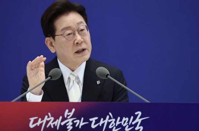 이재명 대통령이 6월 8일 청와대 영빈관에서 열린 취임 1주년 기자회견에서 발언하고 있다. 연합뉴스