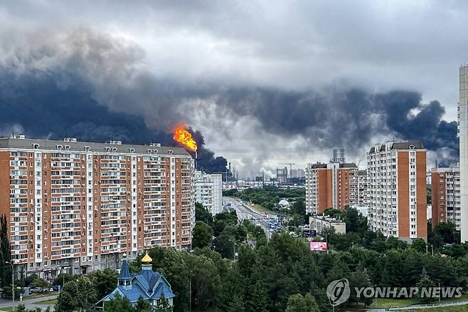 우크라이나 공격받은 모스크바 정유공장 [AFP=연합뉴스. 재배포 및 DB 금지]
