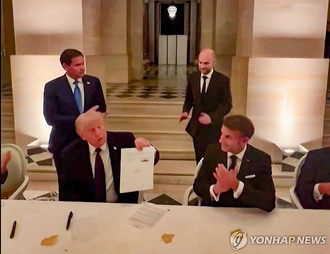 베르사유 궁전에서 이란 종전 MOU에 서명한 트럼프  [AFP·마크롱 대통령 엑스 캡처. 재판매 및 DB 금지]