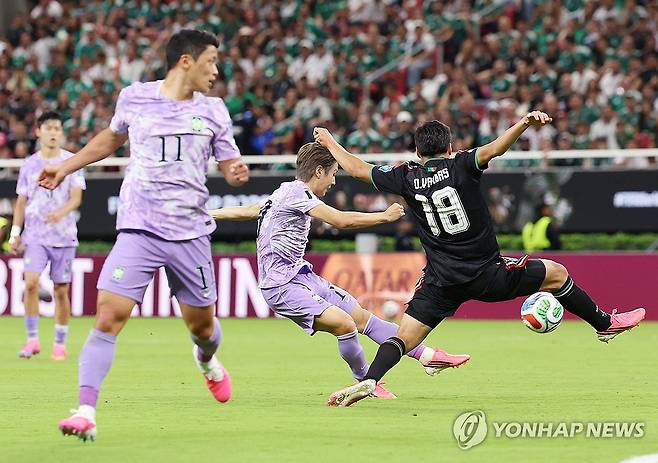 이강인 슛 (사포판[멕시코 할리스코주]=연합뉴스) 신준희 기자 = 18일(현지시간) 멕시코 사포판 과달라하라 스타디움에서 열린 2026 북중미 월드컵 A조 2차전 한국과 멕시코의 경기.
    한국 이강인이 슛을 하고 있다.  2026.6.19 hama@yna.co.kr