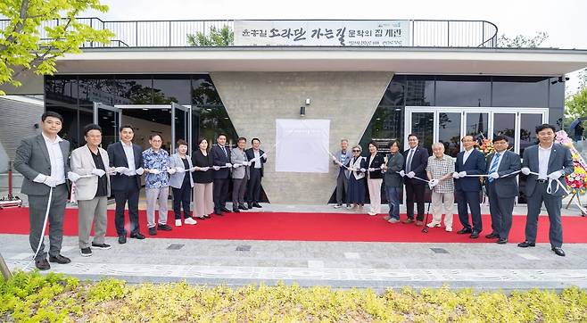 윤흥길, 소라단 가는 길 문학의 집 [익산시 제공. 재판매 및 DB 금지]