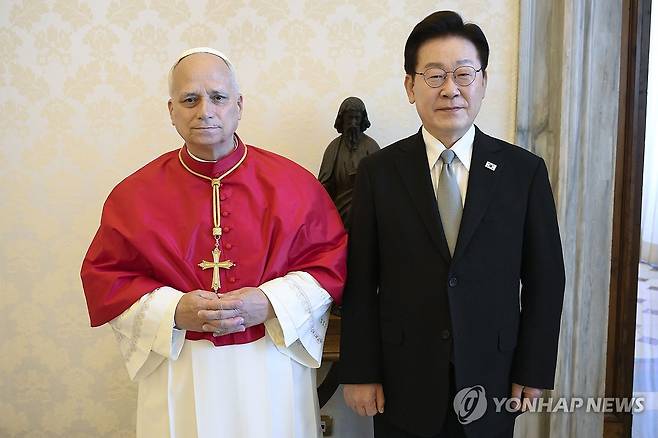이재명 대통령과 레오 14세 교황 (바티칸=연합뉴스) 한상균 기자 = 이재명 대통령과 레오 14세 교황이 15일(현지시간) 교황청 사도궁에서 단독 면담에 앞서 기념 촬영을 하고 있다. 2026.6.15 [바티칸 미디어 제공. 재판매 및 DB 금지] xyz@yna.co.kr