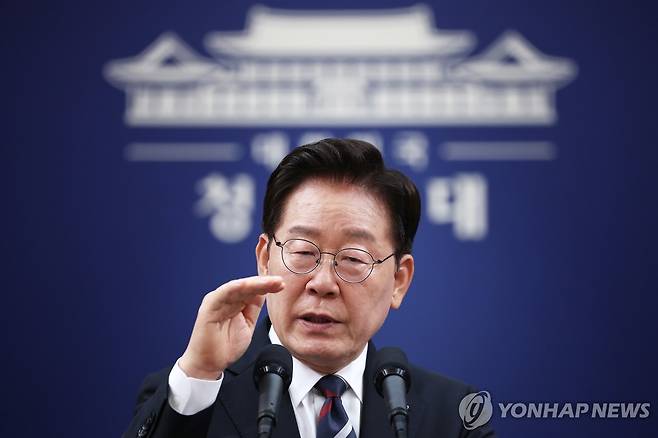 취재진 질문에 답하는 이재명 대통령 (서울=연합뉴스) 김도훈 기자 = 이재명 대통령이 19일 청와대 춘추관에서 열린 G7 참석·유럽 순방 결과 브리핑에서 취재진 질문에 답하고 있다. 2026.6.19 superdoo82@yna.co.kr