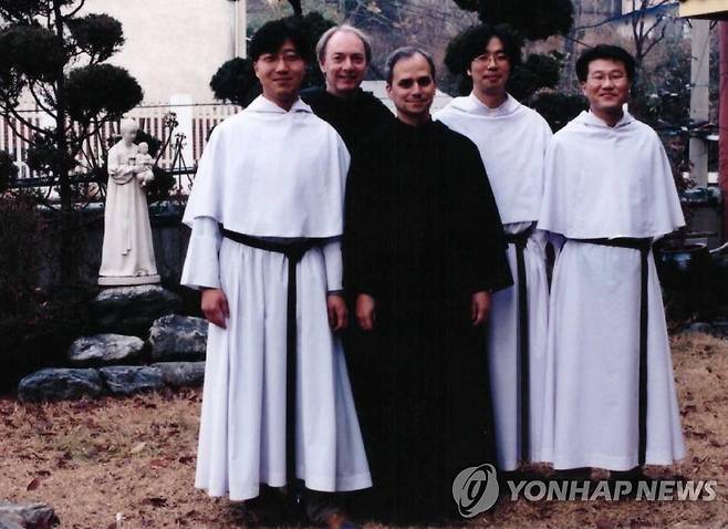 2002년에 한국 방문한 레오 14세 (서울=연합뉴스) 레오 14세 교황이 2002년 성 아우구스티노 수도회 총장 신분으로 한국을 방문해 인천 전동수도원에서 수도자들과 함께 촬영한 기념사진. 2025.5.9 [성 아우구스티노회 수도회의 한국지부 '아우구스띠노 수도회' 제공. 재판매 및 DB 금지] photo@yna.co.kr