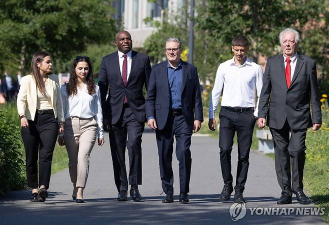 19일 런던 북서부 주택개발 현장 방문하는 스타머(오른쪽에서 세번째) 총리 [AFP=연합뉴스 자료사진. 재판매 및 DB 금지]