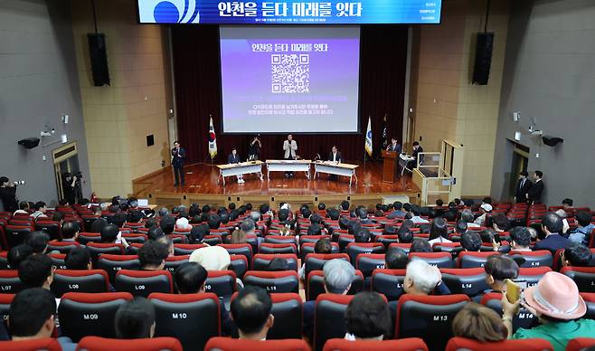 ▲ 20일 인천 연수구 송도G타워에서 열린 '인천을 듣다, 미래를 잇다'에 참석한 박찬대 인천시장 당선인이 시민 의견에 답변하고 있다. /이재민 기자 leejm@incheonilbo.com