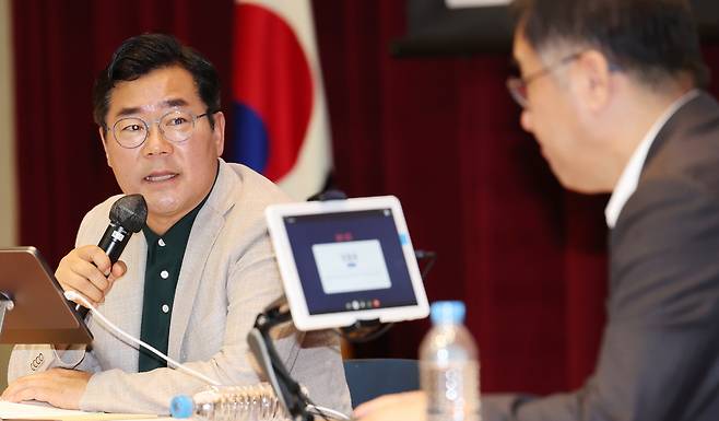 ▲ 20일 인천 연수구 송도G타워에서 열린 '인천을 듣다, 미래를 잇다'에 참석한 박찬대 인천시장 당선인이 시민 의견에 답변하고 있다. /이재민 기자 leejm@incheonilbo.com
