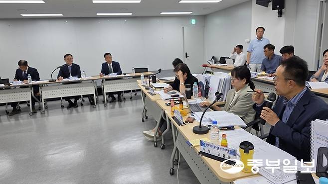 19일 오후 창조혁신캠퍼스 성사 C동 9층 고양연구원 대회의실에서 열린 고양국제박람회재단 업무보고에 대한 질의응답 장면. 김태훈 기자