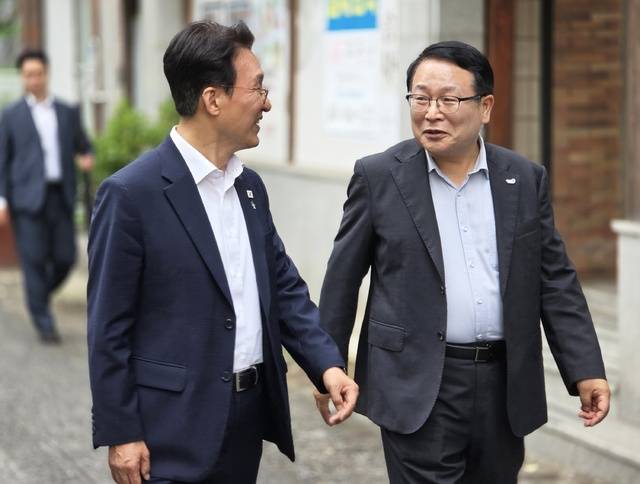 19일 익산을 찾은 김민석 국무총리가 정헌율 익산시장과 익산역 앞 원도심을 걸으며 대화를 나누고 있다./사진=송승욱 기자
