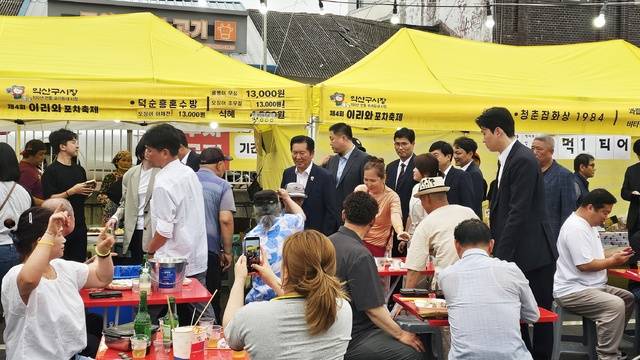 19일 익산 남부시장 주차장에서 열린 제4회 이리와 포차축제 현장을 찾은 정청래 더불어민주당 대표가 시민들과 소통하고 있다./사진=송승욱 기자