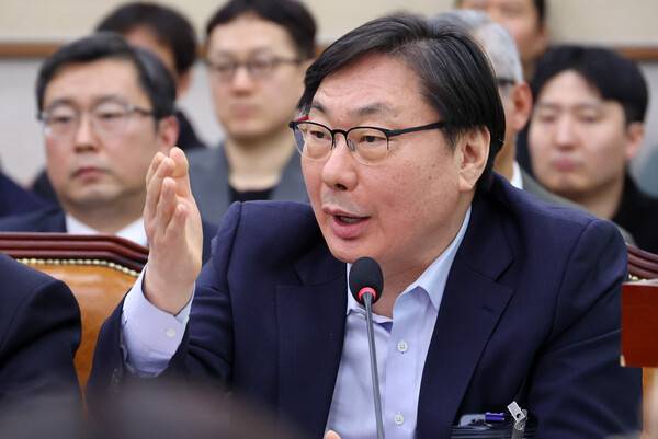 14일 국회 '윤석열 정권 정치검찰 조작기소 의혹 사건 진상규명' 국정조사특별위원회에서 열린 쌍방울 대북 송금 사건 관련 청문회에서 증인으로 출석한 이화영 전 경기도 평화부지사가 의원 질의에 답하고 있다. 2026.4.14. 연합뉴스 자료사진