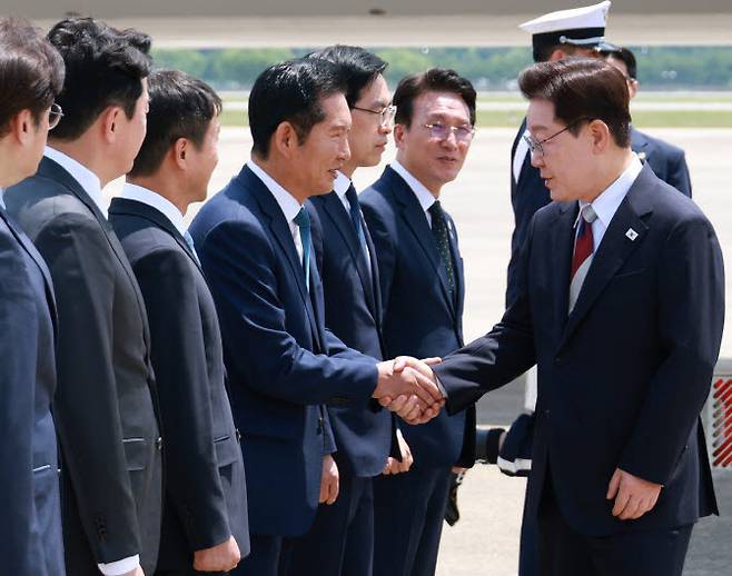 G7 정상회의와 유럽 순방을 마치고 귀국한 이재명 대통령이 18일 성남 서울공항에서 환영나온 더불어민주당 정청래 대표와 인사하고 있다. 이 대통령을 바라보는 이가 김민석 국무총리.(사진=연합뉴스)