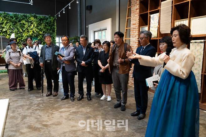 심연옥(오른쪽) 한국전통문화대교수가 19일 충남 부여군 규암면 청년창고에서 열린 ‘2026 공예주간’ 개막식에서 전시를 소개하고 있다. (사진=한국공예·디자인문화진흥원)