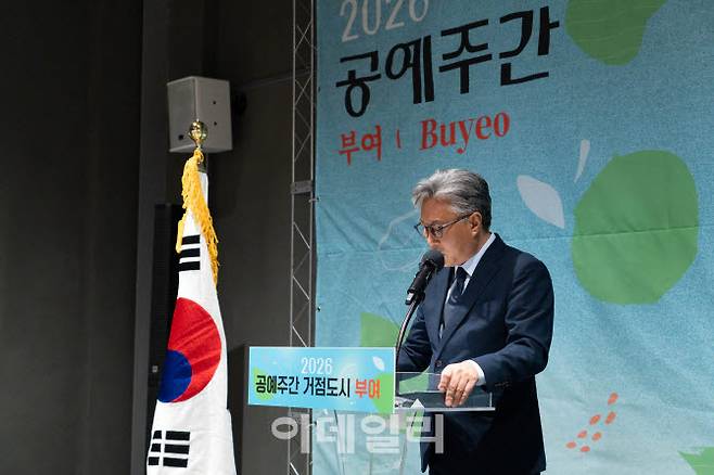 김경배 한국공예·디자인문화진흥원장이 19일 충남 부여군 규암면 청년창고에서 열린 ‘2026 공예주간’ 개막식에서 개회사를 하고 있다. (사진=한국공예·디자인문화진흥원)