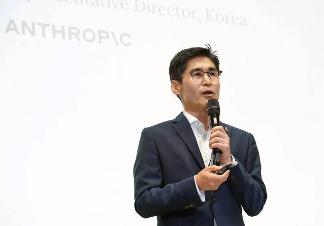 최기영 앤스로픽 한국 총괄이 17일 여의도 콘래드 서울에서 진행된 앤트로픽 서울 오피스 론칭 기자간담회에서 발표하고 있다. (사진=앤스로픽)