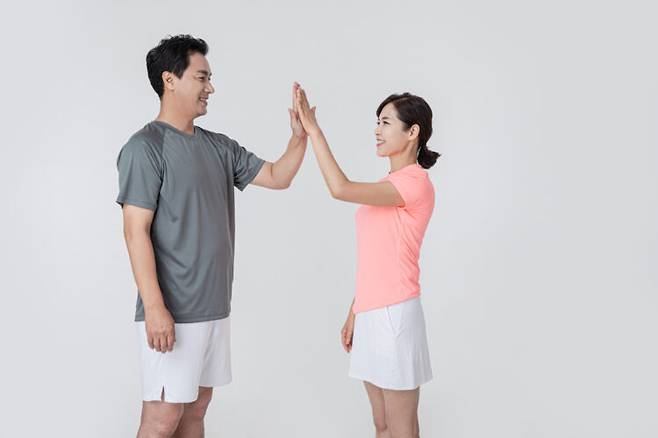 식습관을 개선하고 운동을 꾸준히 하면 중년 이후 가속화 되는 노화 현상을 줄이는 데 도움이 된다. 사진=클립아트코리아