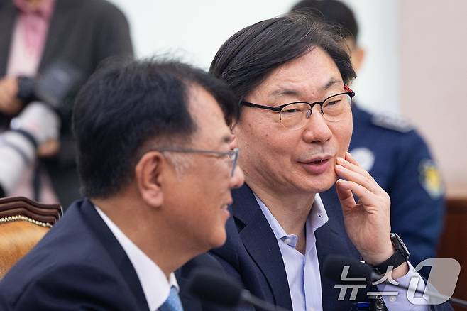 이화영 전 경기도 평화부지사(오른쪽)와 서민석 변호사가 14일 서울 여의도 국회에서 열린 제434회 국회(임시회) 윤석열 정권 정치검찰 조작기소 의혹 사건 진상규명 국정조사특별위원회 쌍방울 대북송금 조작기소 의혹 사건 청문회에 출석해 대화하고 있다. 2026.4.14 ⓒ 뉴스1 유승관 기자