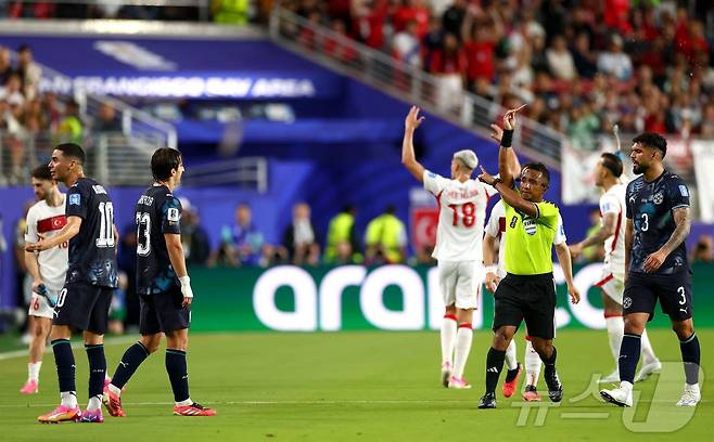 파라과이 미겔 알미론(왼쪽)이 20일(한국시간) 열린 튀르키예와 2026 FIFA 북중미 월드컵 D조 조별리그 2차전에서 전반 추가시간 퇴장당했다. ⓒ AFP=뉴스1